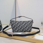 Diortravel Nomad 手拿包 老花牛皮革超大藤格纹 本季新款 Diortravel Nomad 手拿包由玛丽亚 嘉茜娅 蔻丽 Maria Grazi