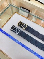 路易威登为全球最大的高级时尚控股公司以传统手工设计和款式新颖誉满全球 此款采用头层牛皮 名师制作 随心驾驭[奸笑] 附带原版包装 宽度3.8 双面可用