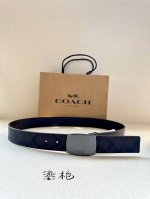 p200 宽度3.8Cm Coach 这款双面腰带一面为经典标志帆布材质，另一面为精制皮革材质，配有标志性扣件，将两种外形合二为一。通过简单的说明，可用剪刀剪裁