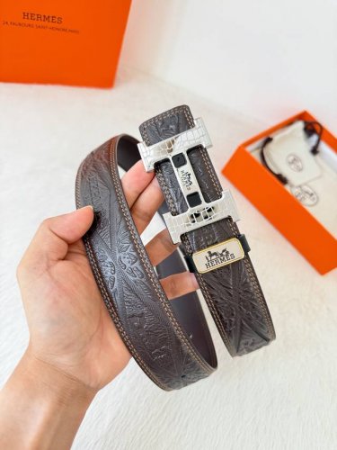 品名： 爱玛仕.Hermes腰带 皮带 原单 型号：挂扣，经典纯钢材质扣头，双面头层牛皮，图片实物拍摄 材料：双面头层牛皮，挂扣系列，纯钢材质扣头，镀钯电镀工艺