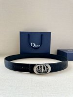 Dior 这款金属覆层黄铜腰带扣是二零二四春季系列新品，展示 Cd Icon 标志和 Oblique Cosmo 图案，致敬 Dior 的经典图案。可与各式 3