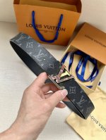 特 本款4.0宽 Lv Initiales 双面腰带响应当季 Taigarama 皮具系列的热烈号召，为 Monogram 帆布一面涂抹明快新色，另一面选用柔滑