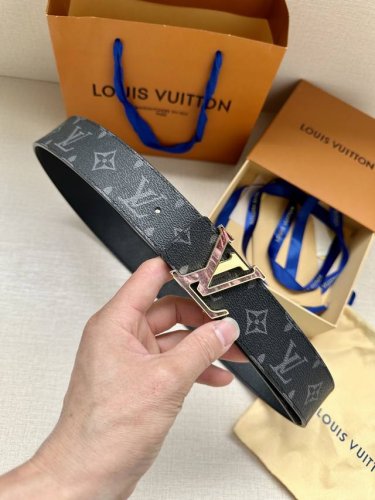 特 本款4.0宽 Lv Initiales 双面腰带响应当季 Taigarama 皮具系列的热烈号召，为 Monogram 帆布一面涂抹明快新色，另一面选用柔滑