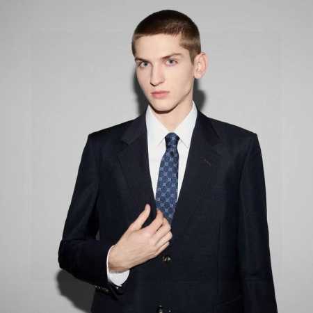 特 古奇官方同步新款，稀有采用经典小G Logo提花展现精湛手工与时尚优雅的理想选择，这款领带将标志性完美的结合，以时尚搭配手法演绎的更显雅致风范。让男士可以充 - 点击图像关闭