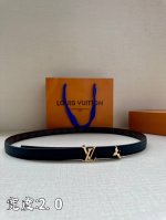 本款2.0宽 Pretty Lv 双面腰带凝聚路易威登的奇巧匠艺。由 Monogram 花卉取下的部分点缀末端，与 Lv 字母搭扣共同闪烁金属光泽，细腻皮革和