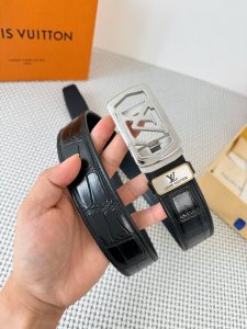 品名：Lv..路易..威登 腰带原单自动带 皮带 型号：自动扣，纯钢材质自动扣，头层牛皮自动带身，实物拍摄材料：百分百头层牛皮，保证真皮。24K纯钢扣，永不掉色