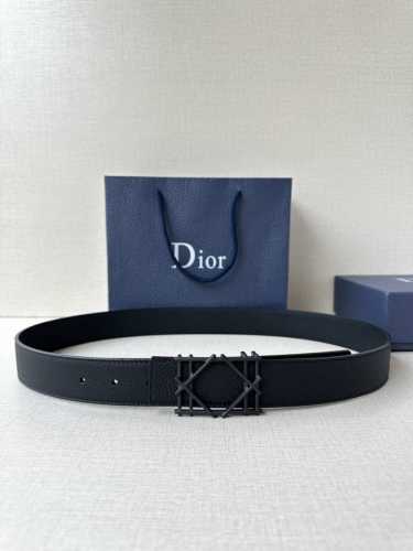 Dior 宽度3.5Cm 这款不锈钢金属腰带扣、是季节男装系列新品，展现 Dior 经典的藤格纹图案。可与各式35毫米腰带搭配，彰显经典风格。