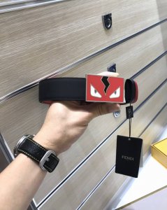 ff系列，特批P200 Fd 宽35Mm 专柜最新款 老佛爷小怪兽系列 双面用腰带 黑红十字纹，手感舒适，长方形珐琅带扣 装饰Bag Bugs造型和镀钯细节，双