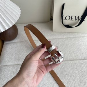 罗意威光滑牛皮革Ebble腰带，搭配Anagram Ebble针扣，2Cm宽，五孔调节。颜色：土黄色