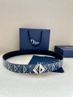特 宽度4.0Cm 这款腰带扣采用全新的 Cd Diamond 标志造型，以不锈钢金属覆层精心打造。可与各式 40 毫米腰带搭配，打造个性造型。