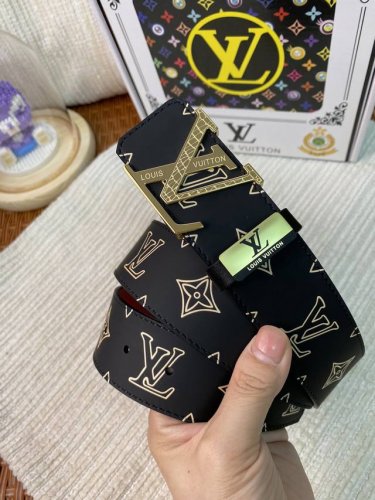 品名：Lv..路易..威登原单 材质：原单牛皮腰带 百分百头层牛皮腰带保证真皮，24K纯钢扣，专柜原单品质、做工精细，时尚大牌，送人自用首选 包装： 请认准如图