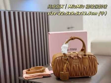 中号 纯皮版 Miumiu 褶皱保龄球 中号 官网主推，25爆款款式，Miu家独具风格。 Matelasse 图案，包身精致立体有型，正面刻字徽标与皮革颜色相呼 - 点击图像关闭
