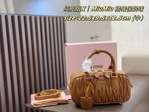 中号 纯皮版 Miumiu 褶皱保龄球 中号 官网主推，25爆款款式，Miu家独具风格。 Matelasse 图案，包身精致立体有型，正面刻字徽标与皮革颜色相呼
