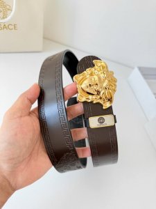 品名：Versace.范思哲原单腰带 皮带 型号：挂扣，经典人头纯钢材质扣头，头层牛皮，图片实物拍摄 材料：百分百头层牛皮，保证真皮。24K纯钢扣双面可用专柜同