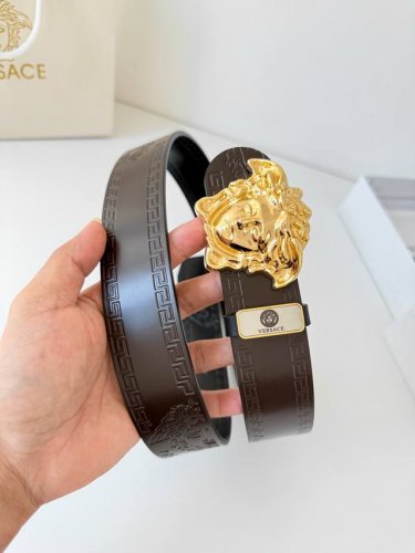 品名：Versace.范思哲原单腰带 皮带 型号：挂扣，经典人头纯钢材质扣头，头层牛皮，图片实物拍摄 材料：百分百头层牛皮，保证真皮。24K纯钢扣双面可用专柜同