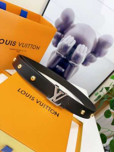 本款 LV 双面腰带柔软牛皮革，同时闪耀金属 LV Initiales 搭瞩目光彩 3.0㎝宽