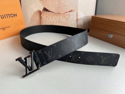 Lv Pyramide 40毫米腰带，此个性配饰由标志性Monogram帆布制成，搭配经典Pyramide搭扣与别致浮凸设计。并配有牛皮内衬，更显精致。顶级