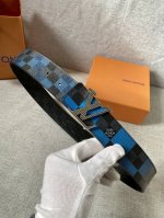 4.0宽 Initiales Everyday Lv 双面腰带令 Louis Vuitton 标识加入经典 Monogram 图案，再以丝滑小牛皮演绎沉稳一面，