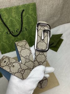 3.0宽，双面腰带 这款腰带亮眼吸睛，是2026早春系列之一。腰带扣设有一个销钉，可轻松翻转互扣式方扣造型配件。钯银色调饰面呈现泛光效果，为整个设计添注别致魅力