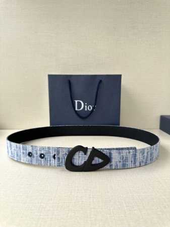 宽度3.5Cm Dior 这款砂黑 金 白 枪多色饰面 不锈钢腰带扣是春季男装系列新品 展示 Cd30 标志 灵感源自 B30 运动鞋 可与各式 35 毫米腰带 - 点击图像关闭