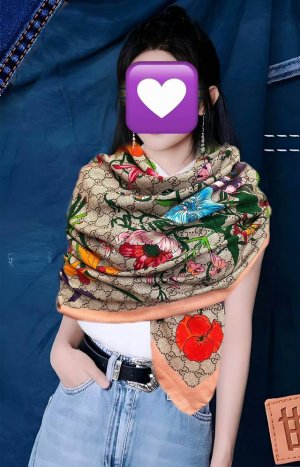 爆款古奇 Gg图案花朵双面同色 永远流行 ~新一季的面料超高级，真心超级柔软，丝丝顺滑 韧性很强 不容易被轻易勾丝！今年新出的系列~真的被这样的设计美到 一条小