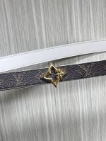 2.0宽，当季新款，双面腰带一面进口牛皮，另一面进口帆布印花，搭配精品四心口，做工精细，实物实拍，是女神的必备之一。