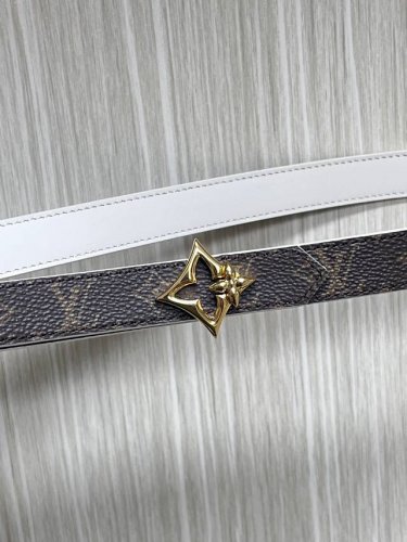 2.0宽，当季新款，双面腰带一面进口牛皮，另一面进口帆布印花，搭配精品四心口，做工精细，实物实拍，是女神的必备之一。