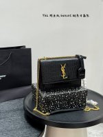 配礼盒 浪漫都市，圣罗兰Ysl Sunset日落包 鳄鱼纹 真的是精致浪漫的代名词，低调不张扬流畅的线条，挺阔的包型，硬朗的风格，黑色光面牛皮配金色Logo显得