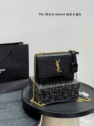 配礼盒 浪漫都市，圣罗兰Ysl Sunset日落包 鳄鱼纹 真的是精致浪漫的代名词，低调不张扬流畅的线条，挺阔的包型，硬朗的风格，黑色光面牛皮配金色Logo显得