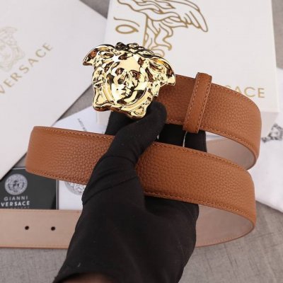宽度4.0Cm Versaec 饭范思哲 此款荔枝纹纹腰带由柔软的小牛皮革制成，饰有立体美杜莎搭扣。