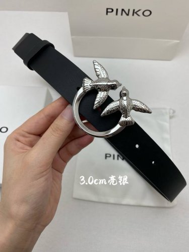 pinko燕子品牌标志性的标识经重新诠释后，以光彩夺目的金色调呈现在这款女腰带美点3.0Cm