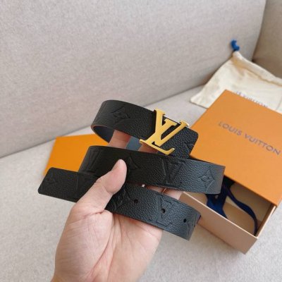 Lv Iconic 双面腰带焕现新意：经典 Monogram Empreinte 皮革拼接柔软雅致的小牛皮，与皮具系列单品搭配相宜。宽度：30Mm