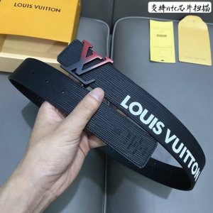 特 寬度：40Mm 進口Ep水波紋襯托原廠小牛皮底壓花！飾有高級絲印Logo視覺效果 搭扣與皮帶相呼應締造獨特造型 雙面用
