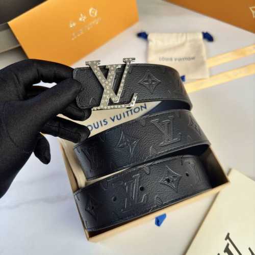 原版包裝 L0Uis Vuitt0N 專櫃最新升級版本 寬度40Mm 原廠小荔面壓刻有花型圖案效果 內襯進口柔軟小牛皮底 搭配新款字母搭扣 百搭易襯