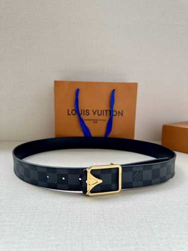 Lv Initiales3.4宽腰带取材 Monogram Eclipse 帆布和素净牛皮 为标志性 Lv 搭扣描绘摩登哑光质感 可令任意造型展露典雅意味 Mo