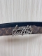 当季新款，腰带取材雍容牛皮革和 Monogram 帆布，便于随心切换两 式风尚。路易威登手写体标识化身为宽幅金属搭扣，于中央点亮视线 焦点，可为休闲和正式造型注