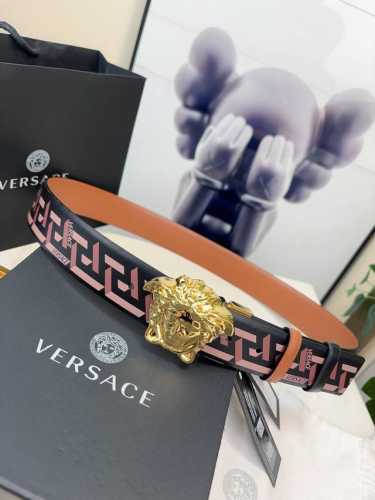 范思哲此款经典的versace腰带由柔软的小牛皮制成，饰有la Greca印花，并配有3D美杜莎腰带扣。4.0Cm宽