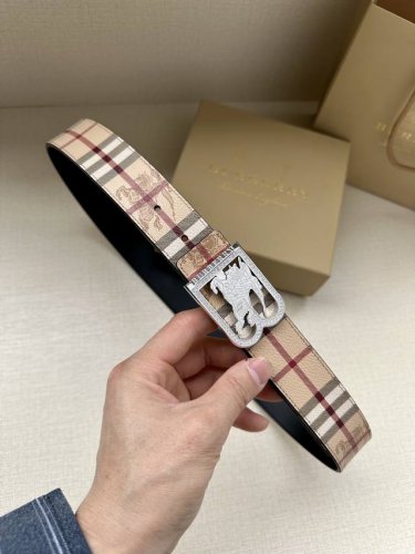特 巴宝莉 3.4宽 原单质量，新款男士腰带 进口小牛皮皮带 平纹，精美施华洛水晶钻钢扣不褪色