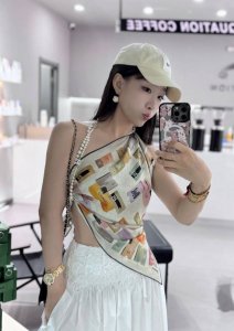 18姆米 双面同色 新款小香美翻了[流泪]最新御用殿堂级极品经典元素图案设计风格美丽至极 真的 上身极为衬肤色 百搭 好看不好看自己看吧 特殊尖端工艺处理受到白