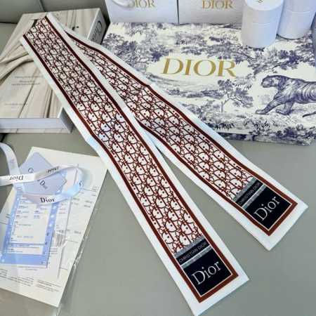 新款D字母这款 迪奥Montaigne Mitzah 发带丝巾从标志性的 Dior 精品店地址汲取灵感，老花字母配条纹的款式经典，造型修长，可与各种时尚造型搭配 - 点击图像关闭