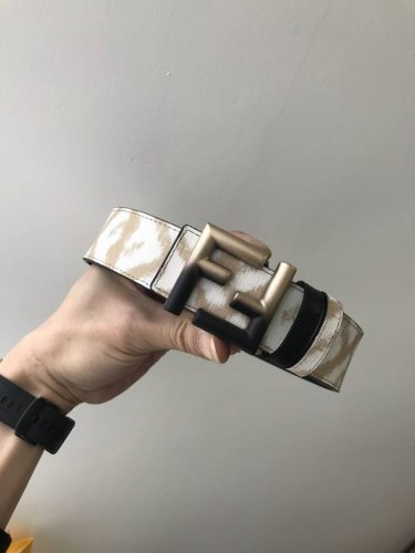 新款 Fd 宽38 Mm 支持Nfc 芯片扫描，标志造型皮带，原版F双层间色铆钉扣，进口原版小牛纹配老花制成，手感柔软，镀金表面金属制品，品质保证，细节 非市场