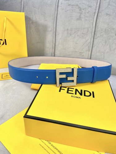 宽度4.0Cm Fendi 芬迪 此款平纹腰带搭配双f 镶钻钢扣相呼应 专柜新款不管是商务 休闲都能完美搭配 夏季必备、扣头金 白真空电镀。
