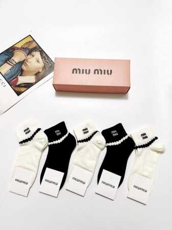 配包装 一盒5双 缪缪 Miumiu 爆款纯棉短筒袜，韩系花边超百搭大火配色超完美结合，款式经典，专柜同步发售，Ins爆火小单品，潮人必备，颜色百搭 - 点击图像关闭