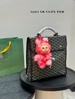 拉布布挂件！ 尺寸33.34Cm 戈雅 双肩包 Goyar D经典中的巅峰！方正立体的包身加上经典狗牙印花满印，浓浓的复古学院感，解放双手的高颜值双肩包非它莫属