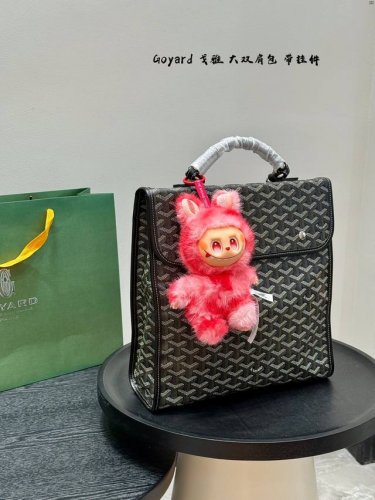 拉布布挂件！ 尺寸33.34Cm 戈雅 双肩包 Goyar D经典中的巅峰！方正立体的包身加上经典狗牙印花满印，浓浓的复古学院感，解放双手的高颜值双肩包非它莫属