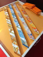 Phms2318专柜同步 爱马仕 缰辔与吉祥物 Twilly 由缰辔马具和吉祥物组成的华丽图案，正反两用！顶级斜纹真丝打造 超精细的印花 字迹非常清晰 绝对是送