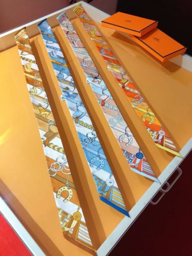 Phms2318专柜同步 爱马仕 缰辔与吉祥物 Twilly 由缰辔马具和吉祥物组成的华丽图案，正反两用！顶级斜纹真丝打造 超精细的印花 字迹非常清晰 绝对是送