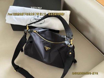 配盒 Size：33*21Cm Prad 这款黑金腋下包也太绝了吧 背上它，高级感瞬间爆棚， 走在街上回头率满分！ 手机、卡包、口红等日常小物轻松容纳，出门逛街