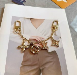 Lv钥匙扣 包饰 包包挂件 金色&银色 m01188 Spring Street Chain 包饰将 Monogram 花卉和 Lv 字母等经典元素化为袖珍挂饰