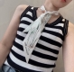 Dior迪奥Twilly丝巾，花丛蜻蜓 款式经典，造型修长，两端尖角设计，背面饰以对比鲜明的Christian Dior标志条形图案。 上身效果非常赞！随意一搭